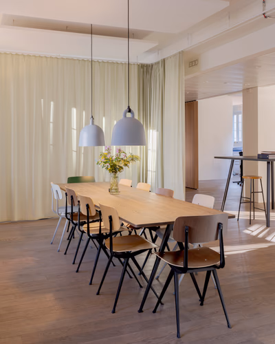 Agentur Noord Esstisch Meetingbereich